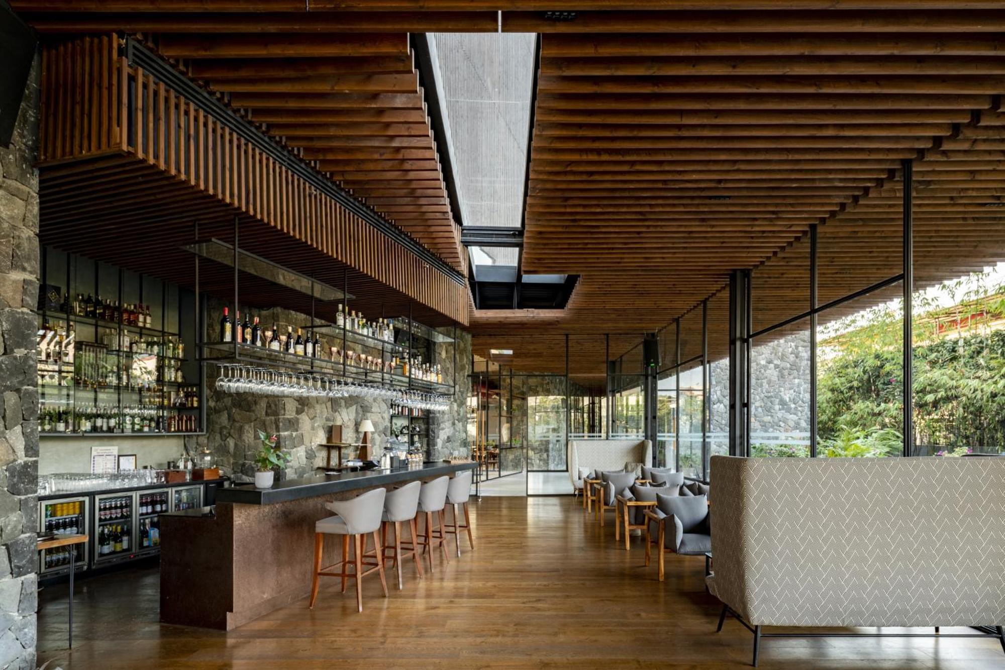 Radisson Resort And Spa Lonavala Exterior foto Restaurant interior