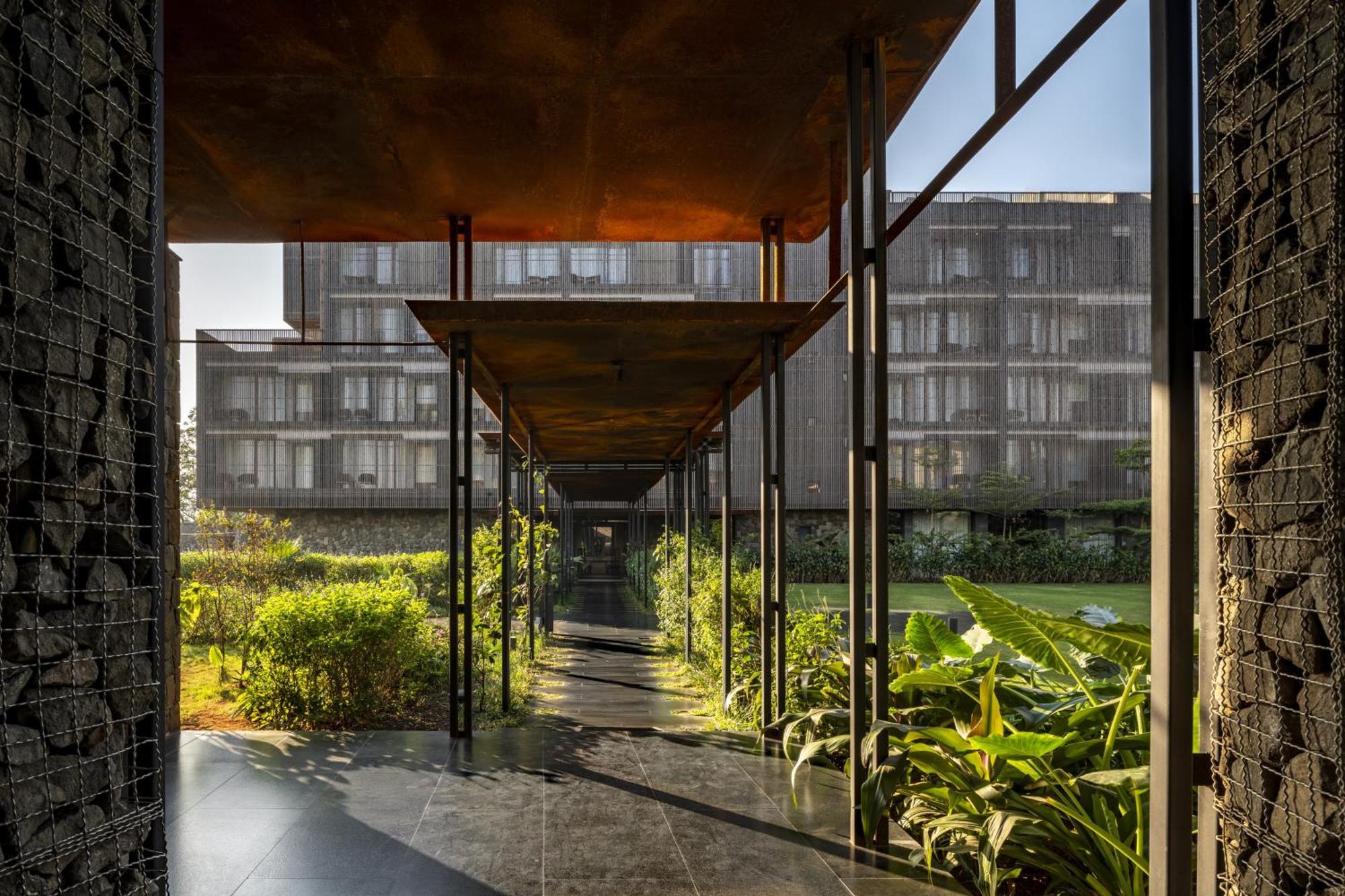 Radisson Resort And Spa Lonavala Exterior foto The main entrance of the hotel