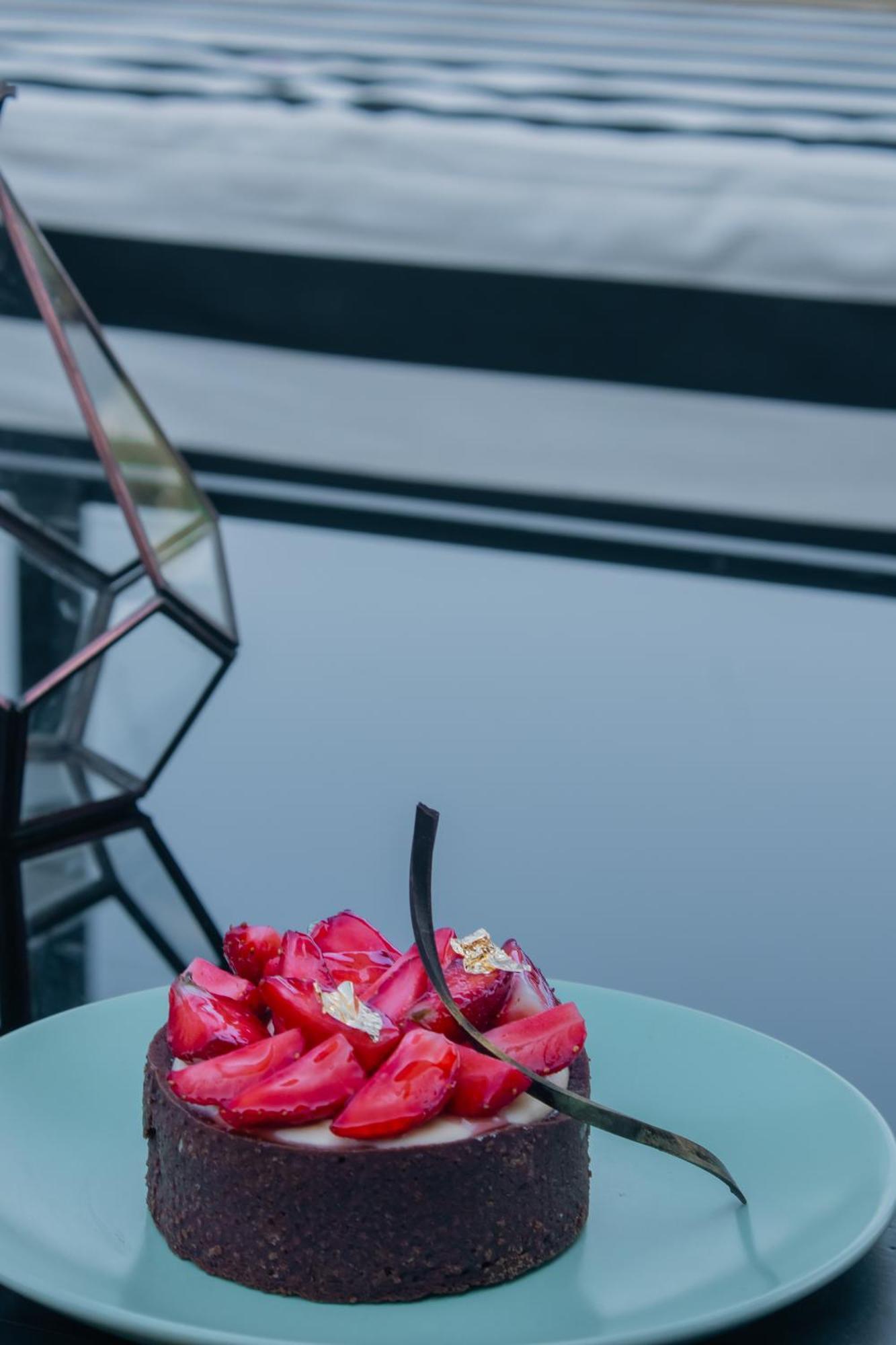 Radisson Resort And Spa Lonavala Exterior foto A cake being cut with a cake knife
